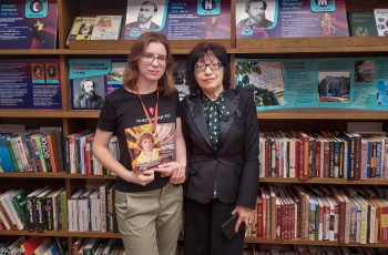 Автор дарит книгу